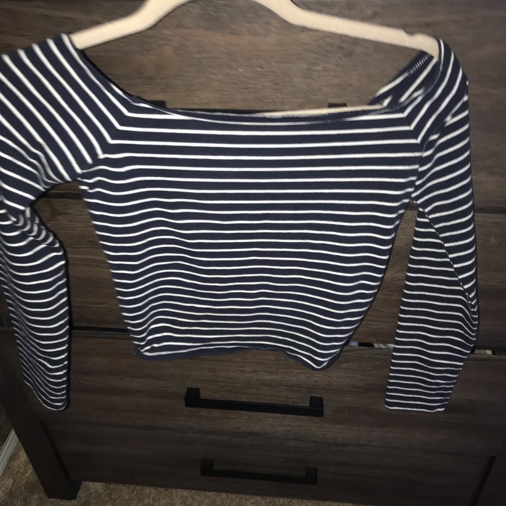 Cropped off shoulder longsleeve